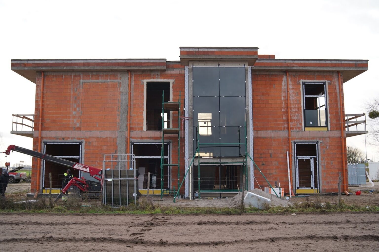 Facciata in alluminio: l’architettura moderna senza compromessi. Tutto quello che devi sapere sulle facciate continue in vetro